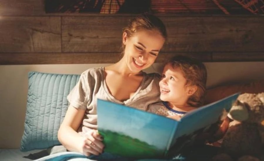Những đứa trẻ có thói quen nghe những câu chuyện trước khi đi ngủ thường có kết quả học tập tốt hơn so với những đứa trẻ cùng độ tuổi. (Ảnh minh họa)