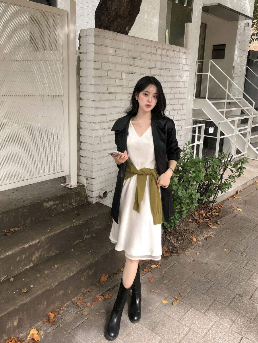 Những thiết kế tối giản giúp tạo nên vẻ ngoài hiện đại và nhẹ nhàng, trong khi các chi tiết như tay bồng hoặc điểm nhấn nhỏ mang đến cảm giác mềm mại và nổi bật hơn.