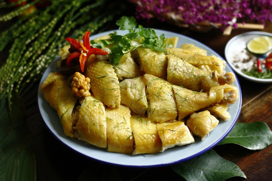 Gà luộc chín đều, mềm ngọt