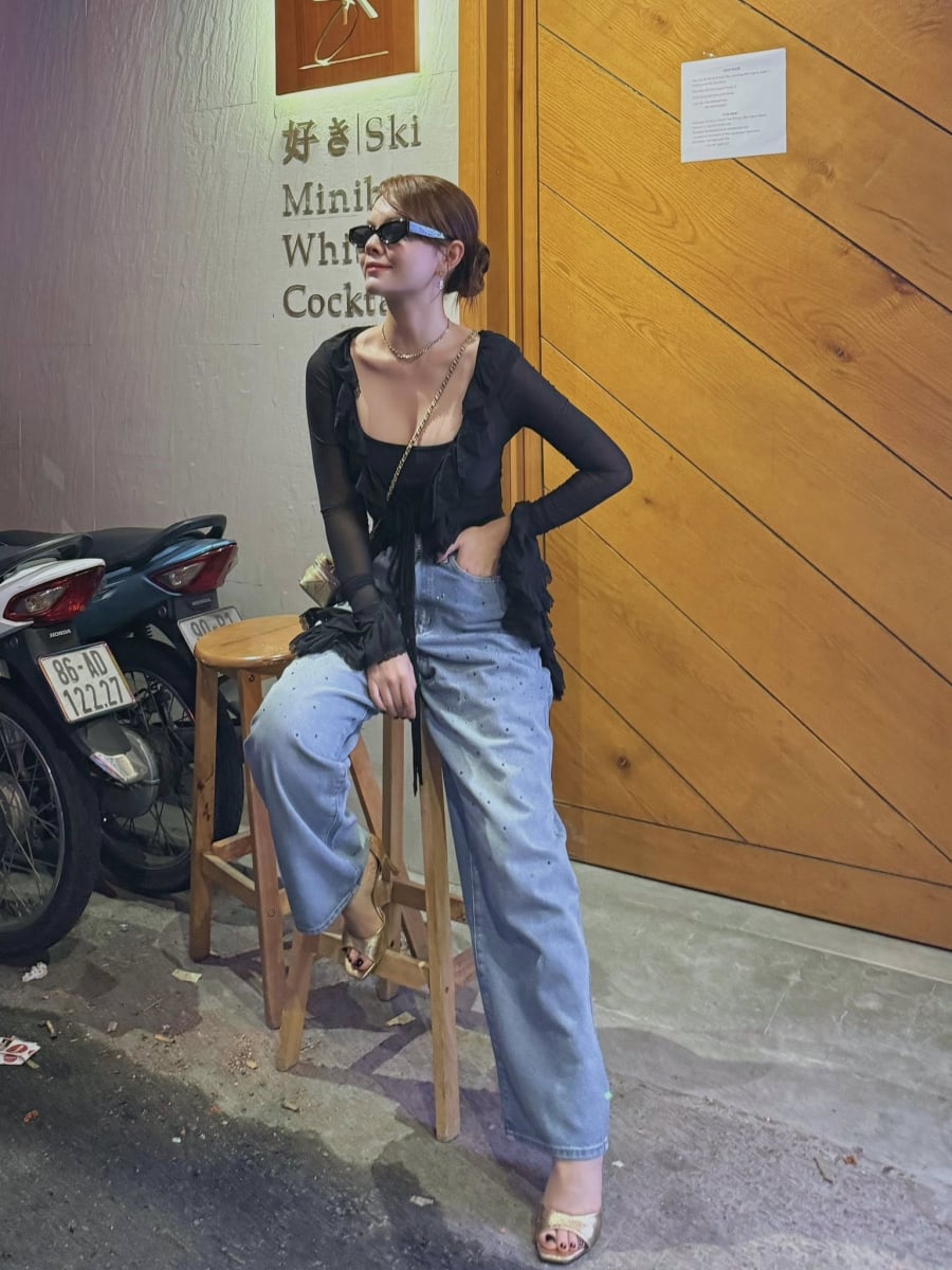 Một trong những cách phối đồ quen thuộc của nữ ca sĩ là kết hợp quần jeans với các mẫu áo có điểm nhấn nhẹ nhàng. 