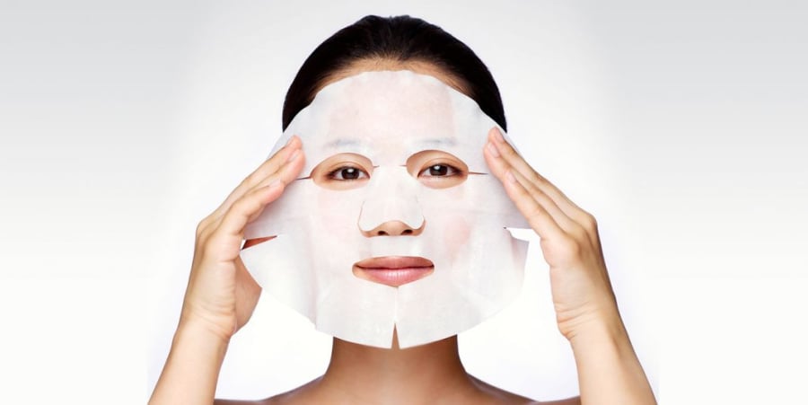 Khi không được cấp ẩm đầy đủ, da sẽ tăng tiết dầu để tự cân bằng, dẫn đến tình trạng bề mặt da bóng và lỗ chân lông rõ hơn.