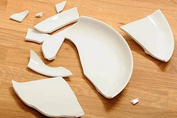 Làm vỡ đồ đạc    
