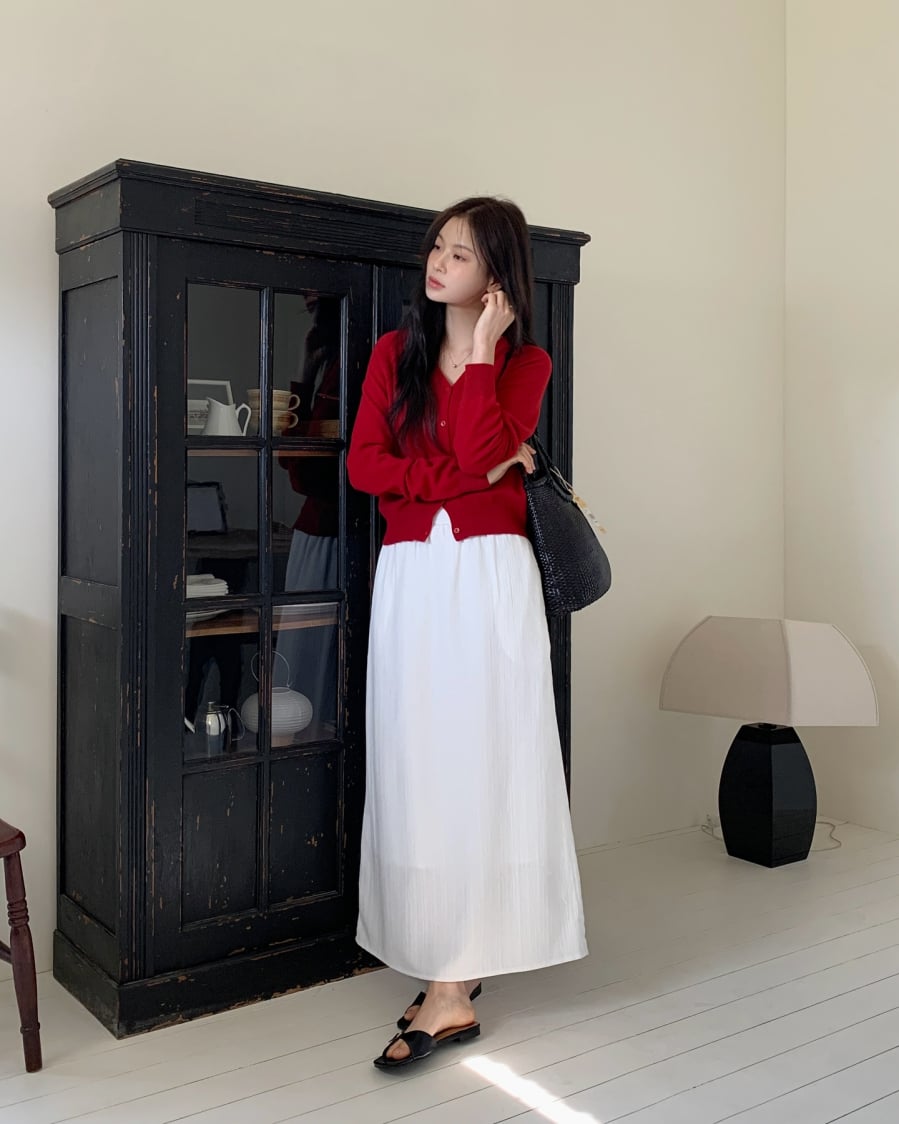 Khi nhiệt độ giảm nhẹ vào chiều tối, chỉ cần bổ sung một lớp cardigan mỏng hoặc khăn lụa là đủ để hoàn thiện diện mạo mà không phá vỡ sự hài hòa.