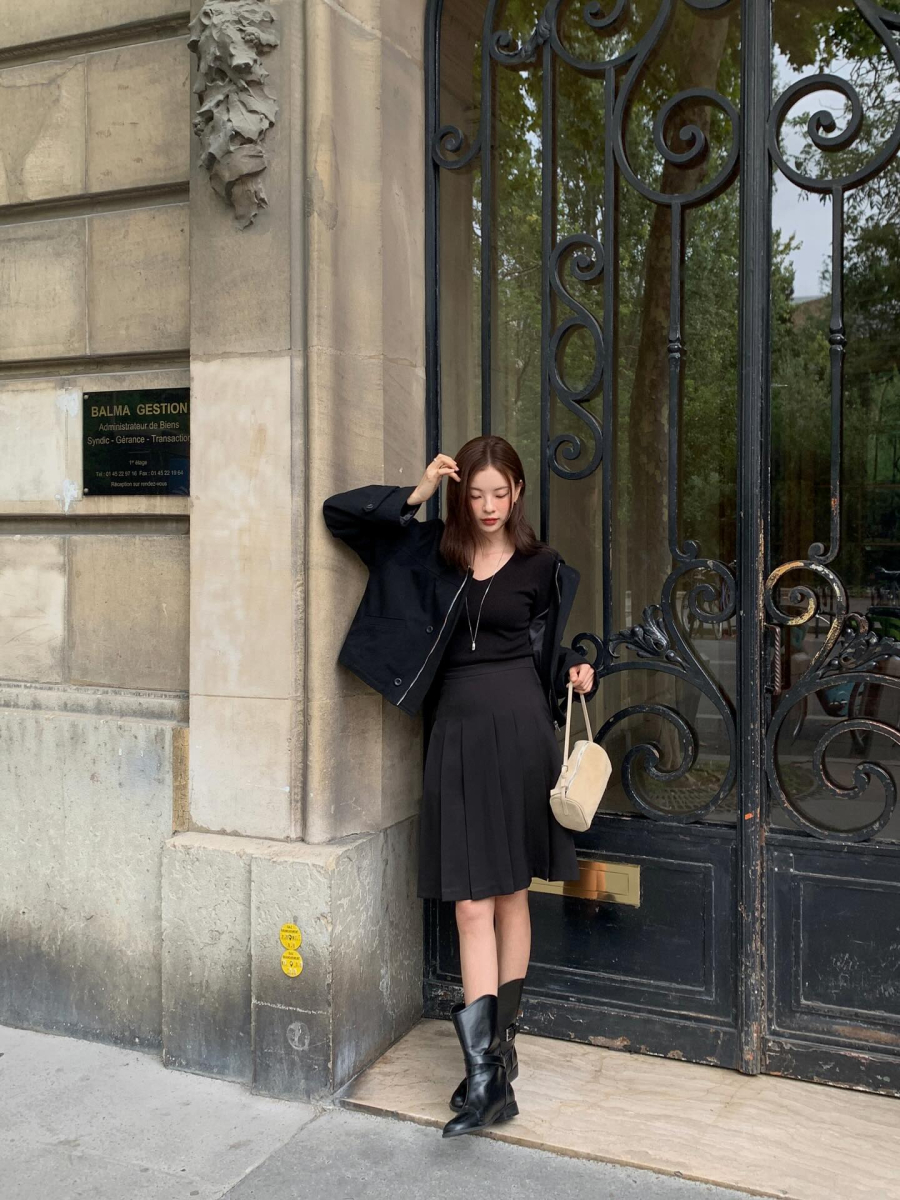 Những thiết kế áo mỏng nhẹ như áo len mảnh, blouse tối giản hoặc áo dài tay chất liệu mềm luôn dễ kết hợp với chân váy ngắn.