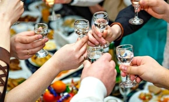 Để hạn chế rủi ro, nam giới không nên vượt quá hai đơn vị cồn mỗi ngày, nữ giới không quá một đơn vị và nên có ngày không uống rượu để gan hồi phục. 