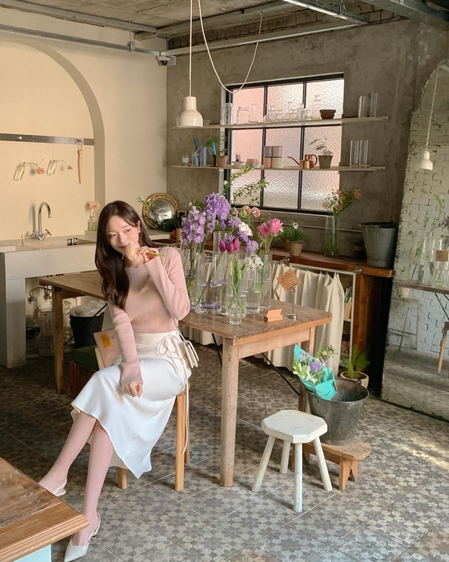 Khi kết hợp cùng các gam màu pastel như xanh nhạt, tím lavender, vàng dịu hoặc hồng phấn, Shbet999 com đăng nhập sẽ có vẻ ngoài mềm mại và hiện đại.