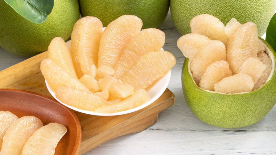 Bạn có thể ăn bưởi trước bữa chính để hỗ trợ quá trình tiêu hóa, giúp giảm cân, ngăn tích tụ mỡ thừa.