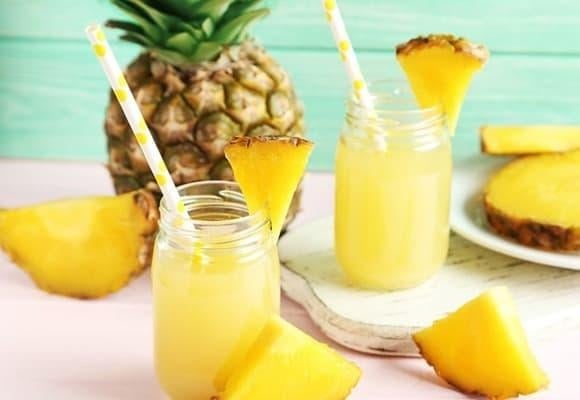 Dứa chứa enzyme bromelain giúp phân giải protein, hỗ trợ giảm viêm và cải thiện cảm giác chướng bụng. 