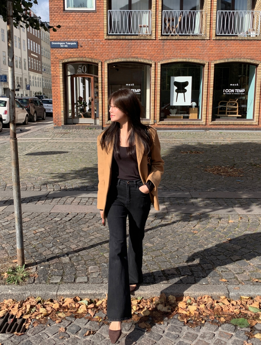 Quần đen luôn là lựa chọn an toàn, và khi kết hợp cùng blazer, tổng thể trở nên gọn gàng, thanh lịch mà vẫn có nhiều không gian để sáng tạo. 