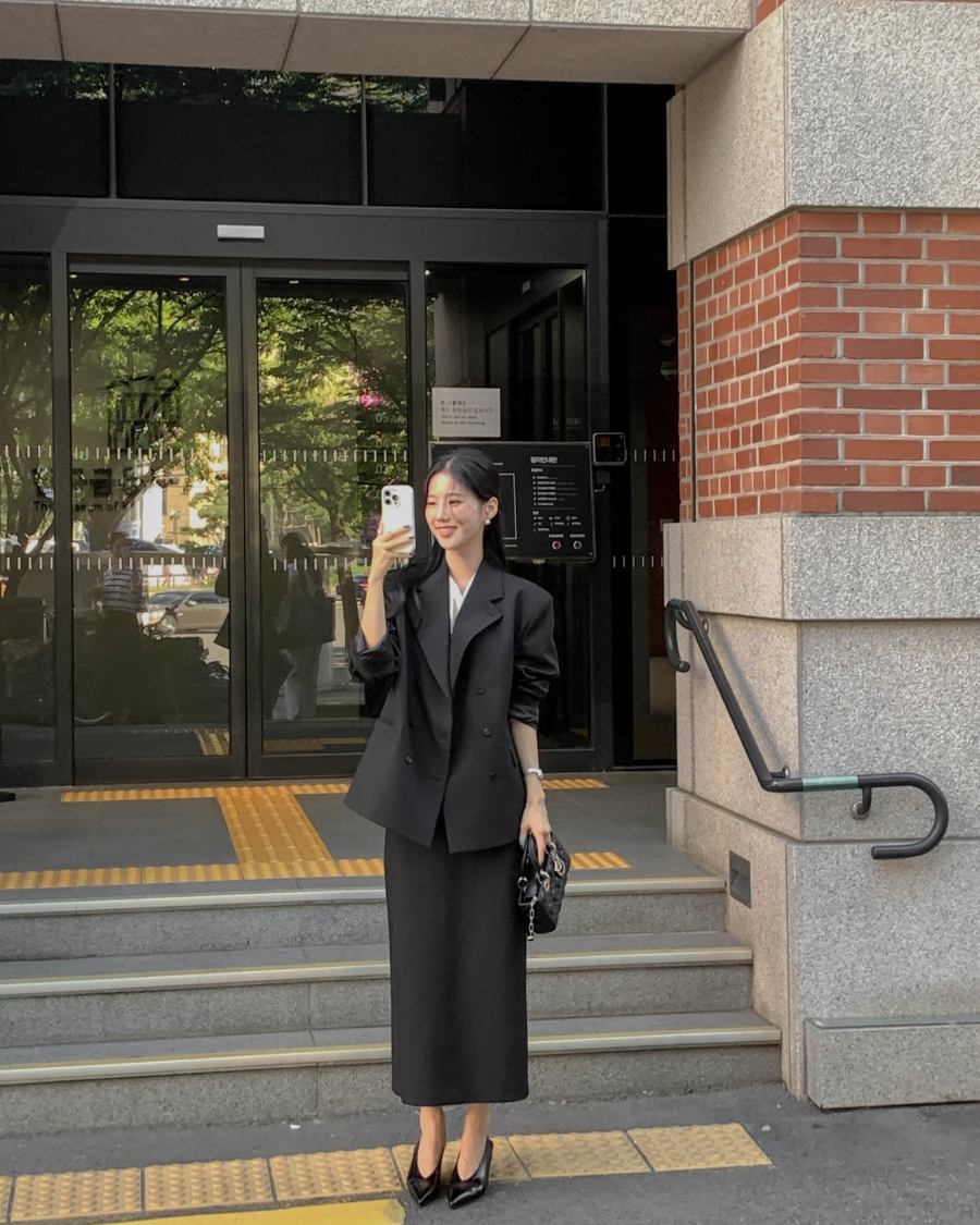 Suit váy là lựa chọn lý tưởng cho những ai yêu thích phong cách thanh lịch nhưng vẫn muốn giữ được nét nữ tính. 