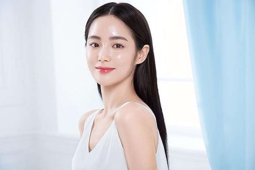 Một lớp trang điểm đẹp bắt đầu từ nền da sạch và được dưỡng ẩm tốt. 