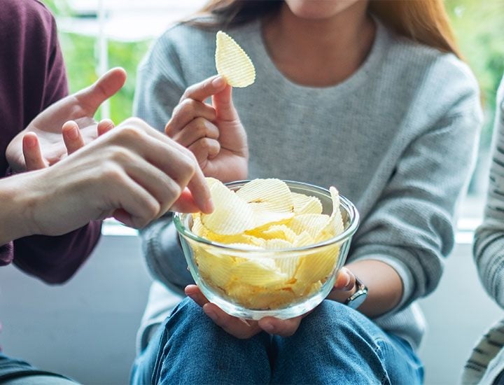  Khoai tây chiên là thực phẩm chứa hàm lượng muối lớn, đồng thời thường được chế biến ở nhiệt độ cao, làm giảm giá trị dinh dưỡng và tăng nguy cơ gây lão hóa.