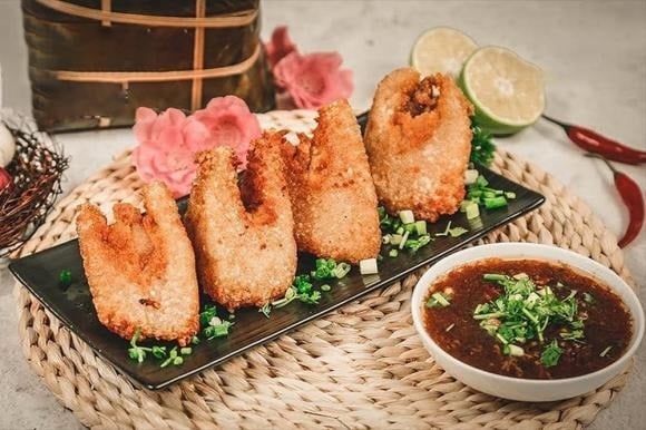 Trước hết, bóc sạch lá bánh. Dùng dây lạt cắt bánh thay vì dùng dao để bánh không bị dính và giữ được mặt cắt đẹp.