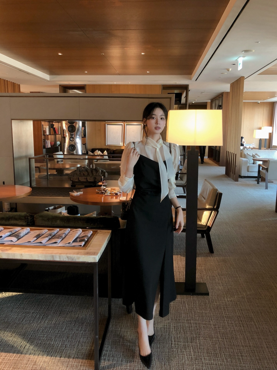  Đây là kiểu phối đồ có khả năng ứng dụng cao, phù hợp với nhiều môi trường khác nhau, từ những buổi gặp gỡ nhẹ nhàng đến các hoạt động thường ngày.