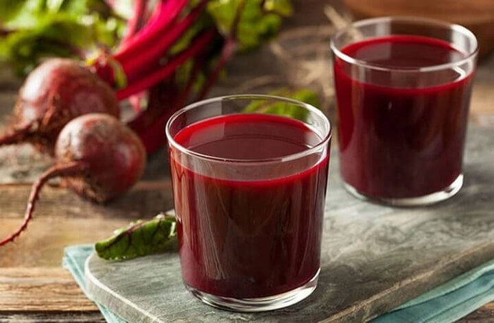 Củ dền chứa các hợp chất chống oxy hóa mạnh có khả năng hỗ trợ bảo vệ tế bào da khỏi tác động của gốc tự do, trong khi sữa cung cấp acid lactic ở nồng độ thấp