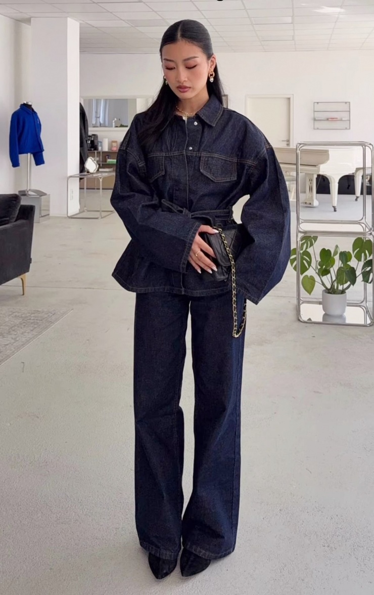 Thay vì những thiết kế bụi bặm, denim công sở hướng đến phom dáng gọn gàng, cấu trúc rõ ràng và chất vải mềm, mỏng hơn để tạo sự thoải mái.