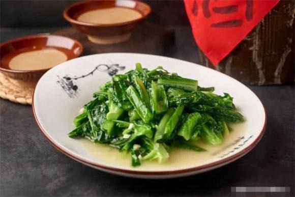 Mỗi người nên ăn tối thiểu 300–500g rau mỗi ngày, trong đó rau xanh đậm chiếm khoảng một nửa.