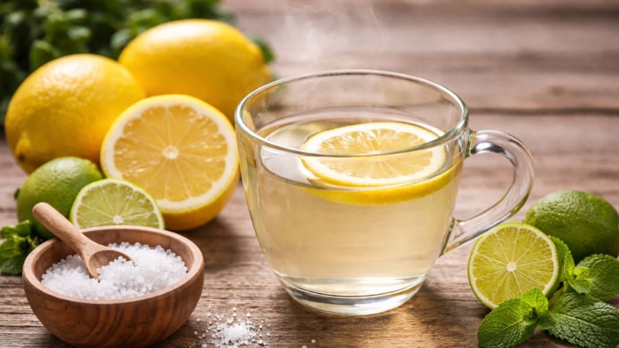 Uống nước chanh ấm là một thói quen đơn giản, dễ thực hiện và được nhiều người lựa chọn khi muốn cải thiện vóc dáng