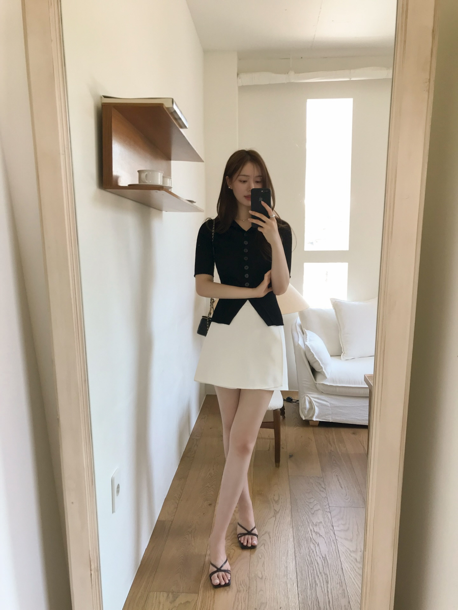  Khi đi cùng chân váy ngắn, sandal quai mảnh giúp giữ được sự thông thoáng và tạo nên tổng thể mềm mại.