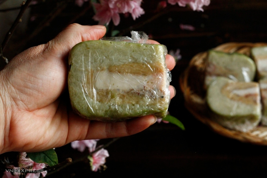 Khi xếp bánh vào tủ lạnh, cần tránh làm rách lá dong vì lớp lá này giúp bảo vệ bánh khỏi vi khuẩn và nấm mốc. Nếu ăn không hết, chỉ nên bóc phần cần dùng, phần còn lại bọc kín bằng màng thực phẩm để tránh khô cứng và ám mùi.    