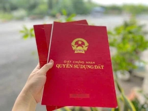 Điều 137 quy định việc cấp Giấy chứng nhận quyền sử dụng đất, quyền sở hữu tài sản gắn liền với đất lần đầu cho hộ Shbet111 slot, casino, thể thao, xổ số, cá nhân đang sử dụng đất nếu có giấy tờ chứng minh quyền sử dụng hợp pháp.    