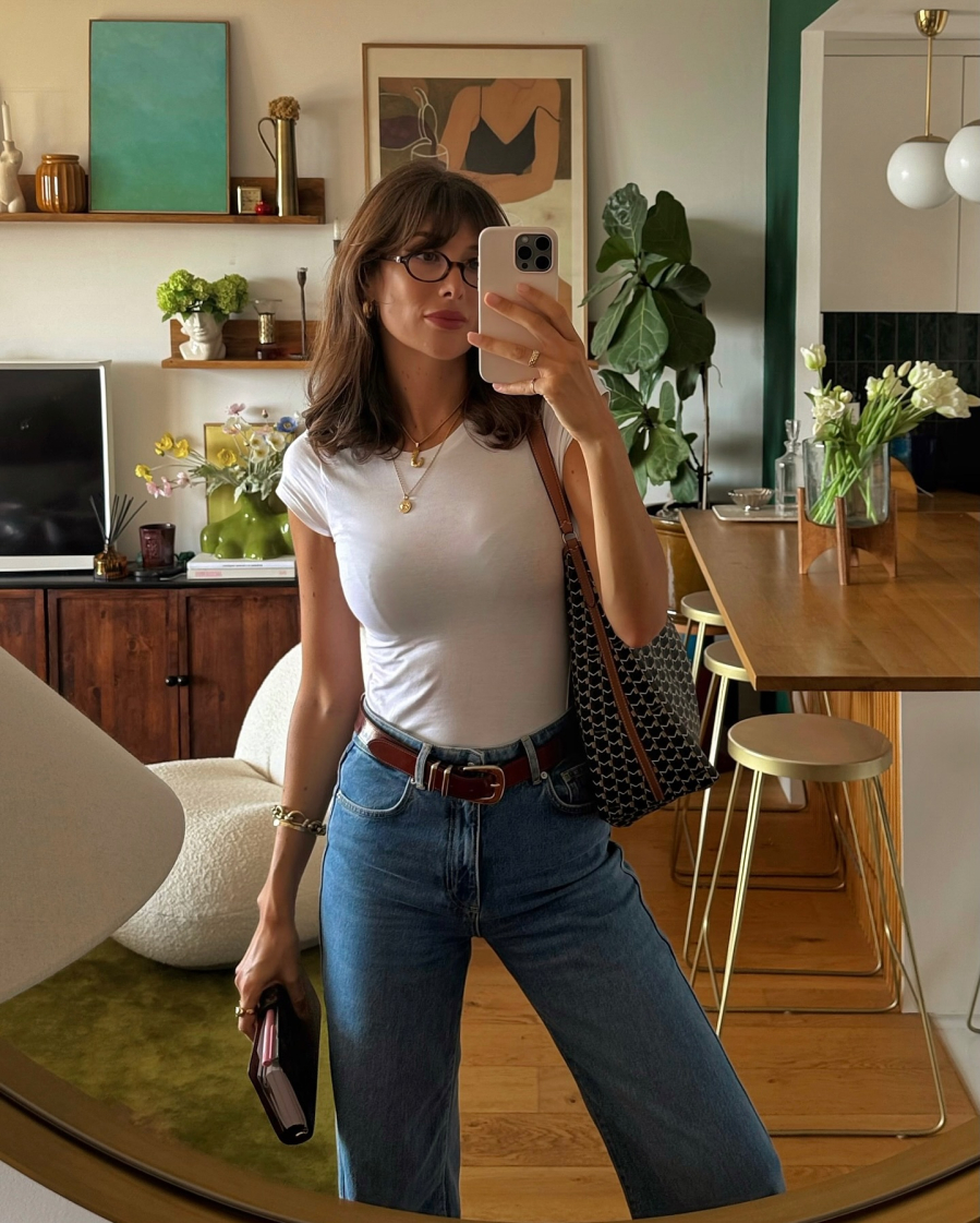 Một chiếc áo thun chuẩn chỉnh thường có chất cotton dày vừa đủ, không quá mỏng để tránh tạo cảm giác xuề xòa, đồng thời giữ được phom dáng gọn gàng. 