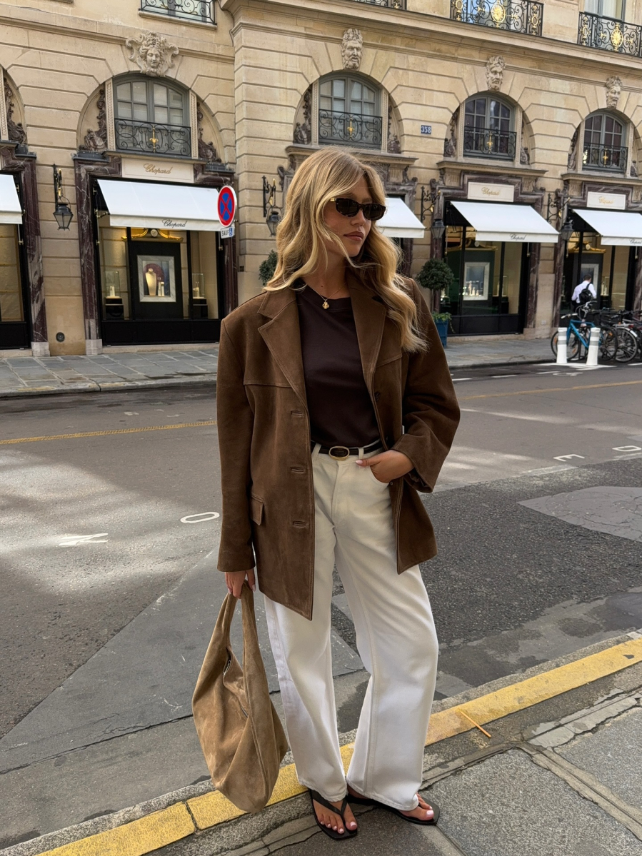 Điều quan trọng là lựa chọn chất liệu đủ dày để giữ phom và hạn chế nhăn, giúp tổng thể luôn gọn gàng.