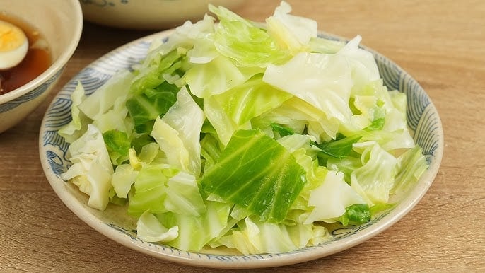 Bắp cải chứa lượng đường tự nhiên và nước khá cao. Khi luộc nhanh ở nhiệt độ sôi mạnh, tế bào rau không bị phá vỡ quá nhiều, từ đó giữ lại vị ngọt thanh vốn có.