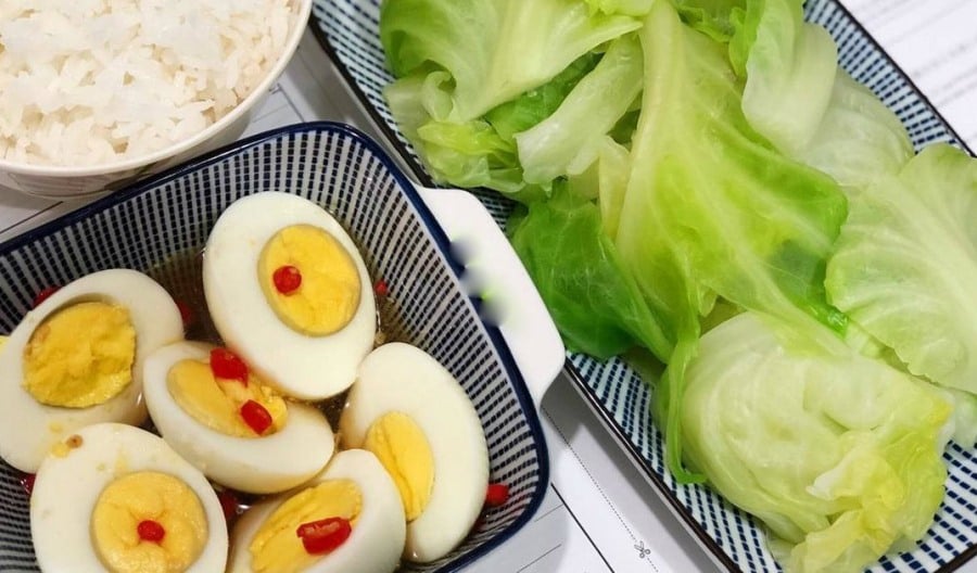 Thực ra, chỉ cần thêm một nguyên liệu rất đơn giản khi luộc, bạn có thể giúp bắp cải chín đều, giữ được độ giòn và vị thanh mát.