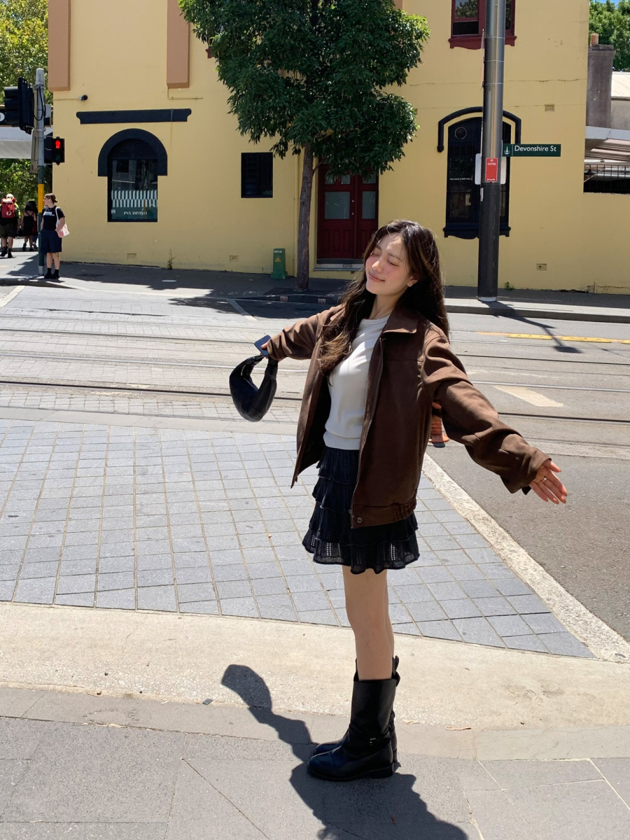 Khi kết hợp thêm blazer mỏng hoặc áo khoác nhẹ, diện mạo sẽ trở nên lịch sự hơn mà vẫn đảm bảo sự thoải mái.
