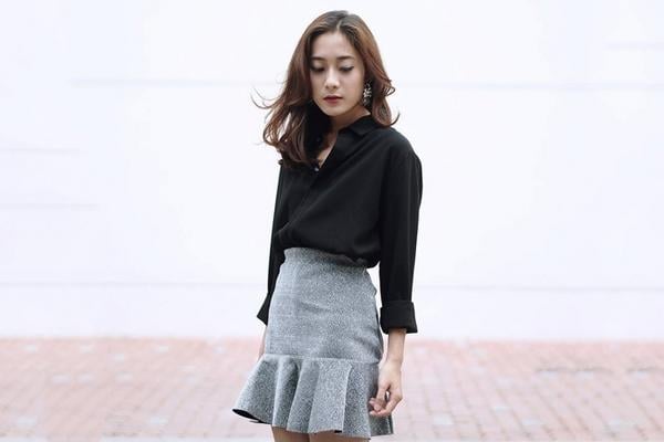 Thay vì chọn xám quá trầm, nên ưu tiên các sắc xám sáng hoặc xám lông chuột để tổng thể không bị nặng nề.