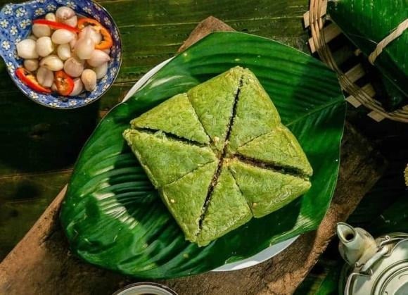 Cho bánh vào nồi, đổ nước ngập mặt rồi đun sôi. Khi nước sôi, hạ lửa nhỏ và luộc liu riu khoảng 1–2 tiếng. 