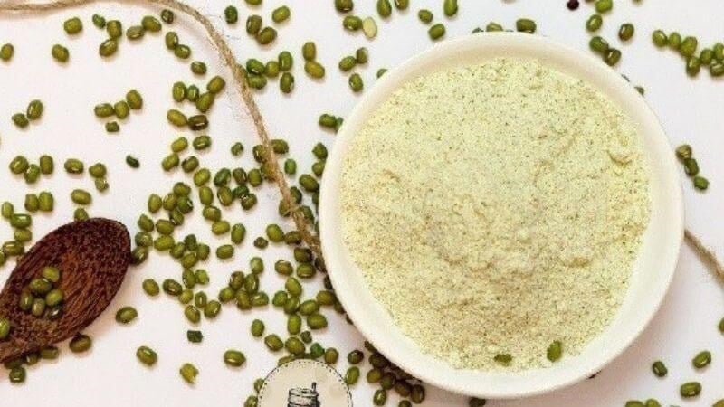 Bột đậu xanh có khả năng hấp phụ dầu thừa nhẹ trên bề mặt da, giúp lỗ chân lông thông thoáng hơn. 
