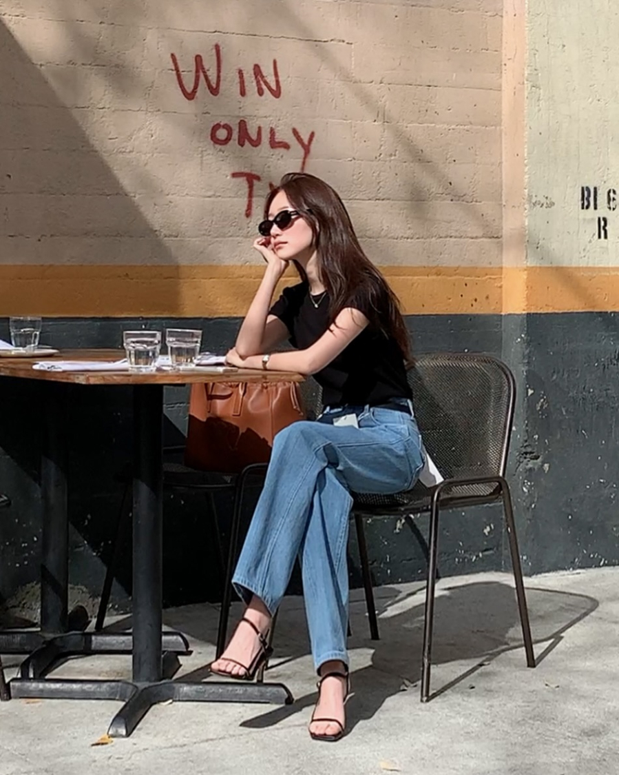 Khi kết hợp với chân váy midi hoặc quần jeans ống suông, áo thun không còn đơn thuần là Shbet999 com đăng nhập cơ bản mà trở thành yếu tố tạo nên sự thanh lịch trẻ trung.