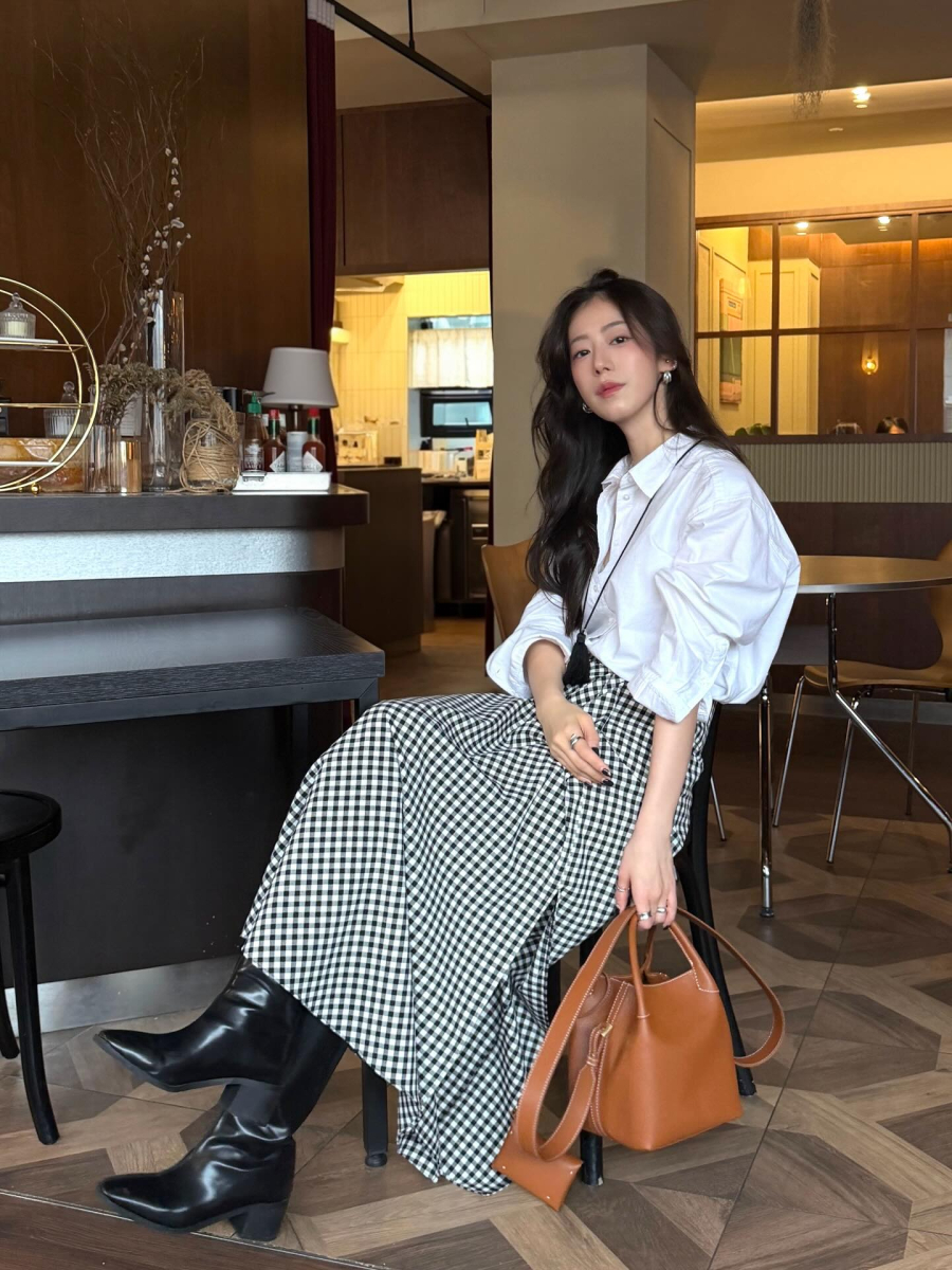 Khả năng thích nghi với nhiều bối cảnh, từ môi trường làm việc đến dạo phố, khiến chân váy dài trở thành khoản đầu tư hợp lý cho giai đoạn chuyển mùa.
