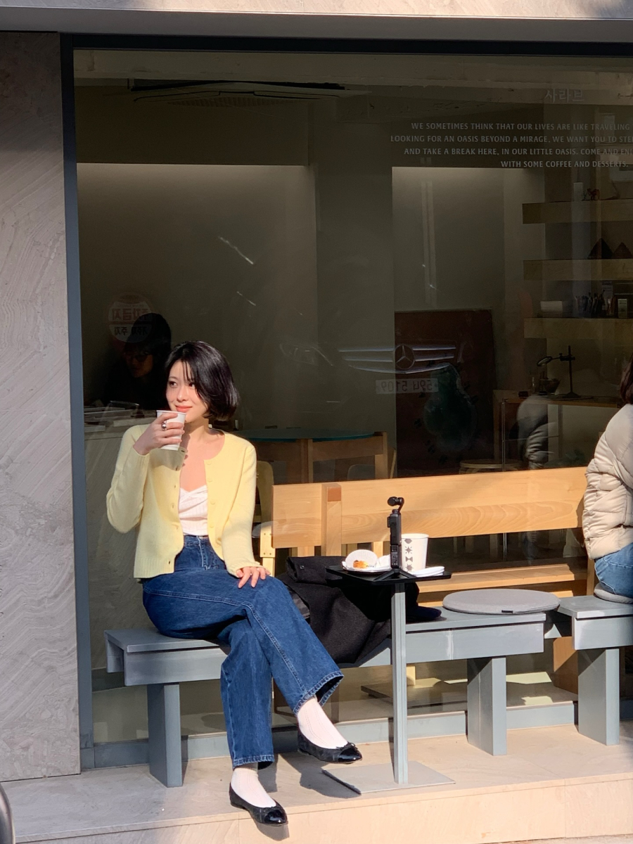Chính khả năng thích ứng trong nhiều hoàn cảnh giúp quần jeans trở thành món đồ có thể tận dụng từ hiện tại sang những ngày nắng nóng phía trước.