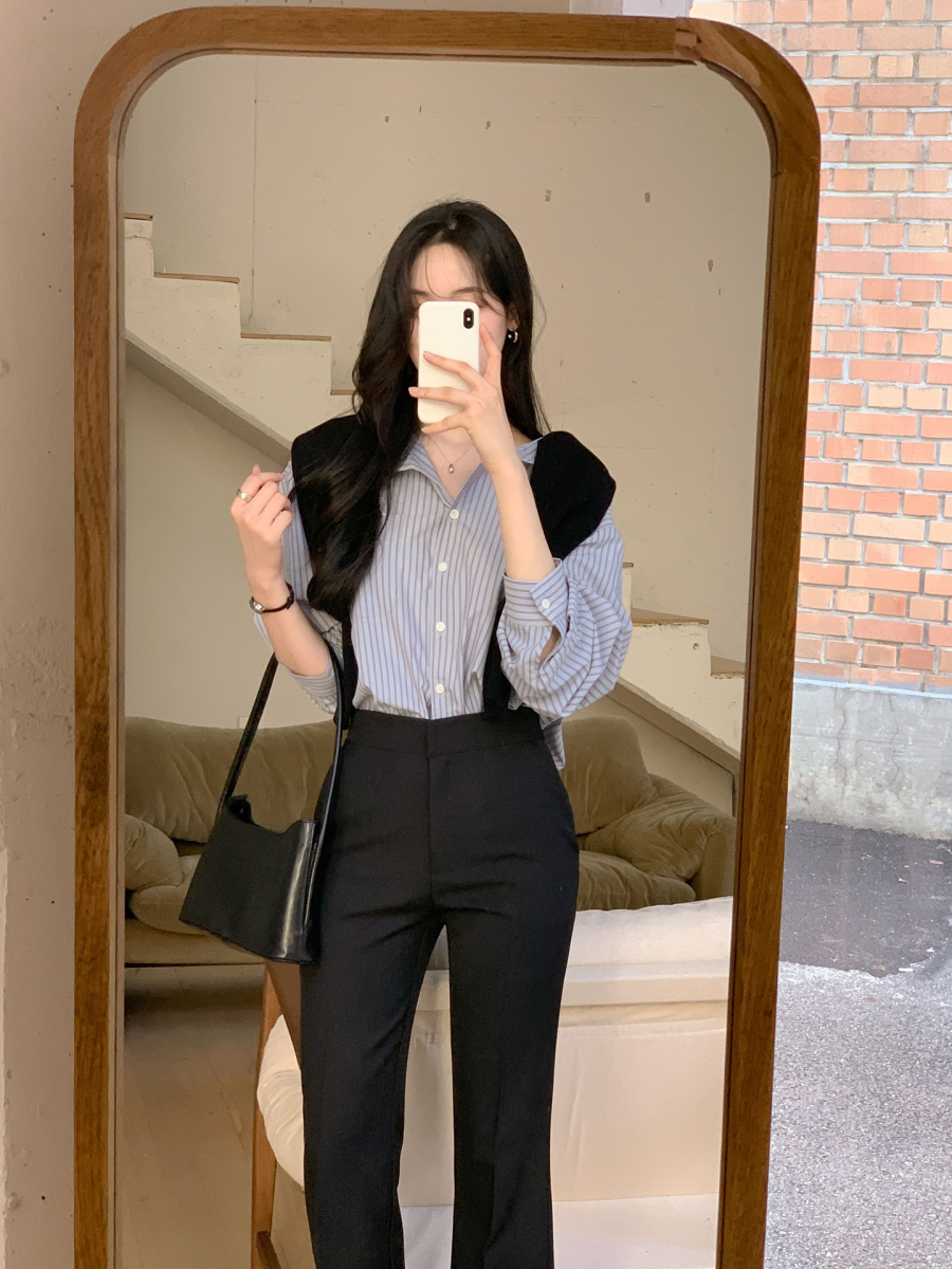  Khi nhiệt độ tăng cao hơn, sơ mi chất liệu mỏng nhẹ vẫn đảm bảo độ thoáng và sự thoải mái. 