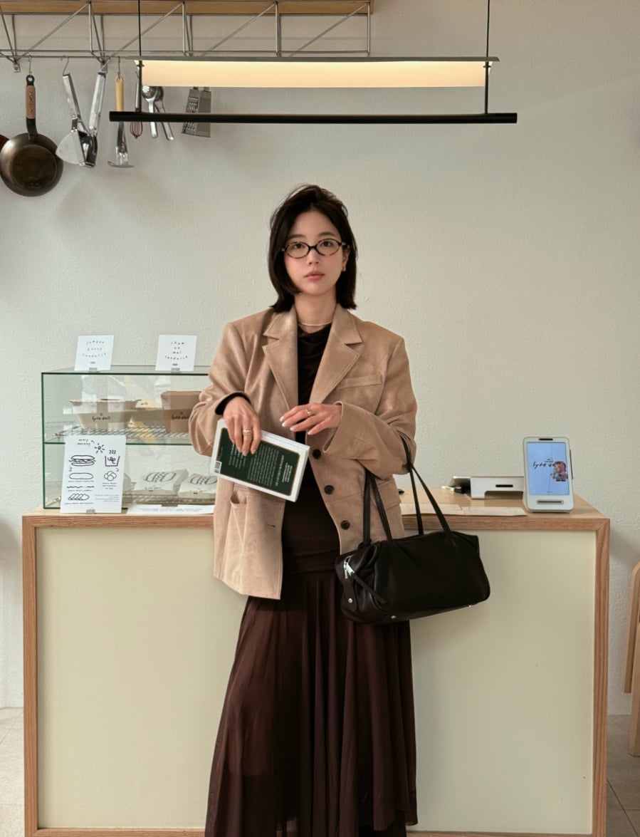 Hoàn thiện bằng giày cao gót hoặc boots cổ thấp sẽ giúp bộ Shbet999 com đăng nhập đạt được độ sang trọng cần thiết mà vẫn giữ nét hiện đại.