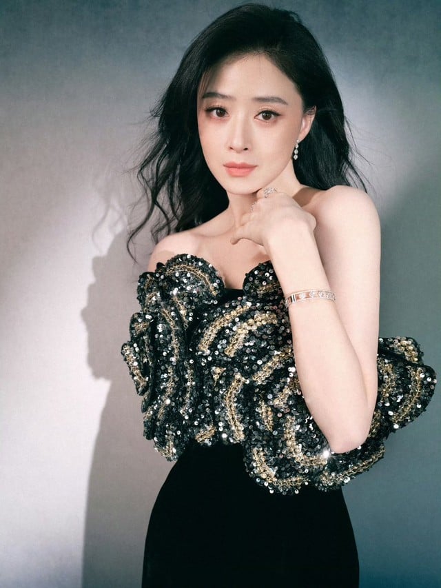 Sở hữu khung xương lớn, Tưởng Hân từng bị cho là không phù hợp với chuẩn vóc dáng phổ biến trong ngành giải trí.