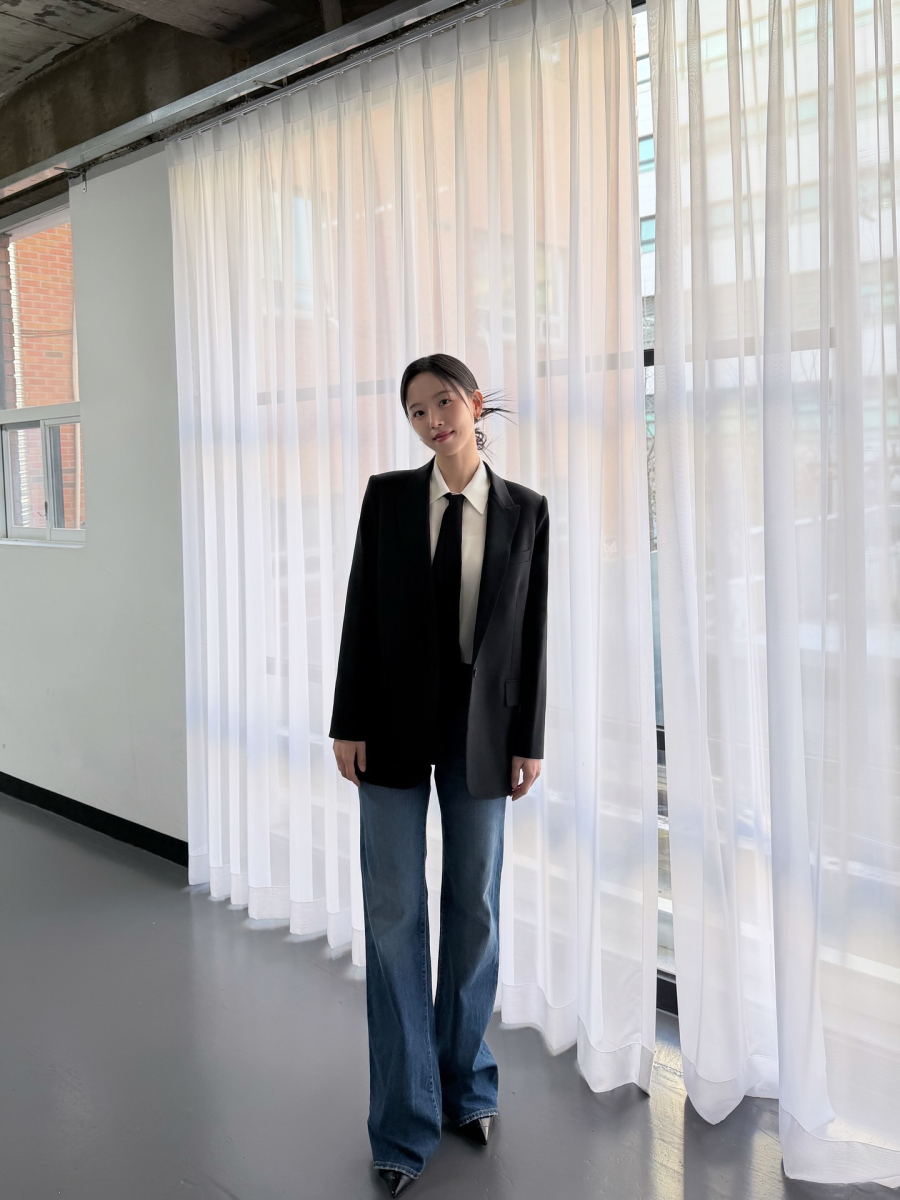  Kết hợp blazer cùng quần ống suông hoặc quần jeans ống rộng mang lại tổng thể thanh lịch nhưng không quá trang trọng.