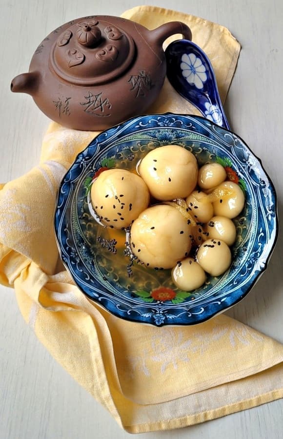 Trong mâm cúng ngày này, bên cạnh xôi gà, bánh chưng hay mâm ngũ quả, chè trôi nước (bánh trôi viên) được nhiều Shbet111 slot, casino, thể thao, xổ số coi là món không nên thiếu.