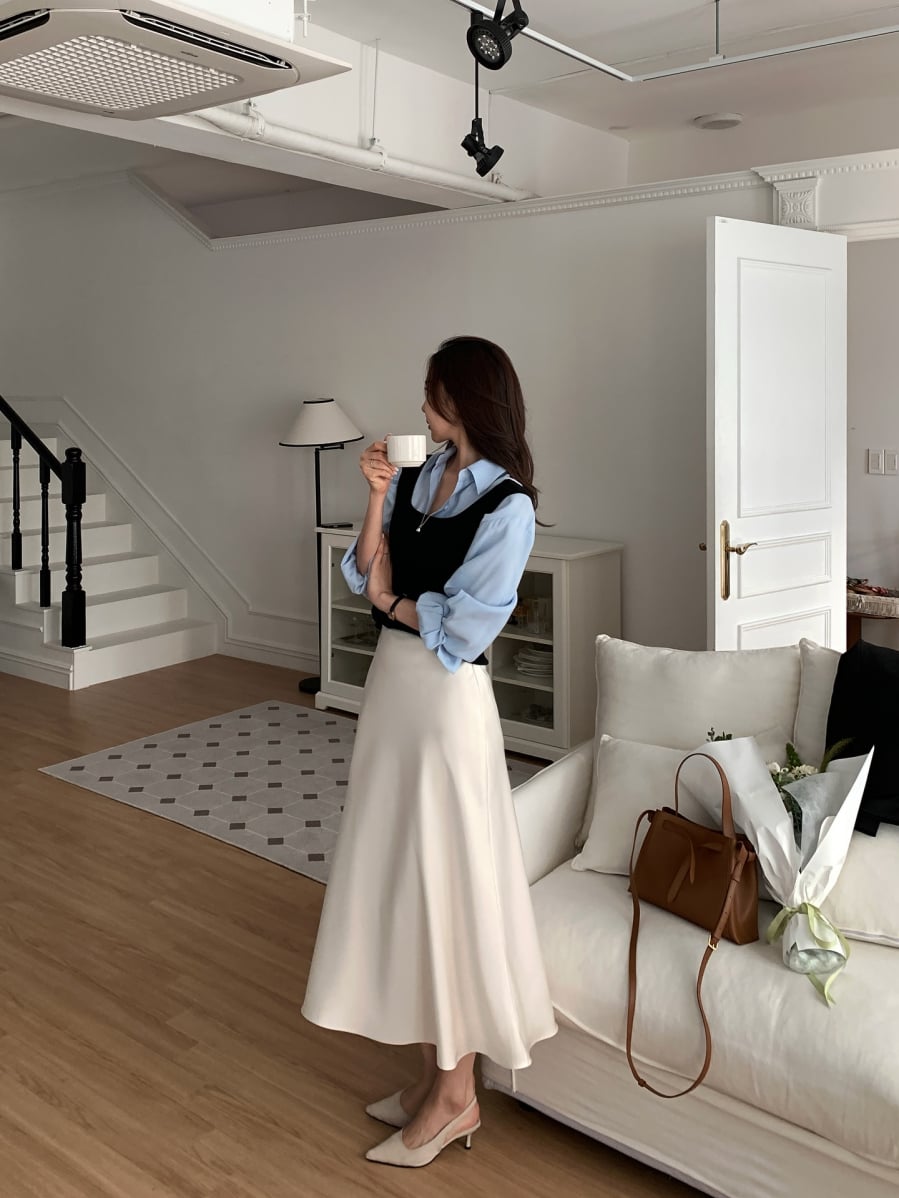 Phom dáng này đặc biệt hữu ích với những người có phần hông hoặc đùi đầy đặn vì giúp điều chỉnh thị giác, làm nổi bật vòng eo mà không cần chi tiết phức tạp.