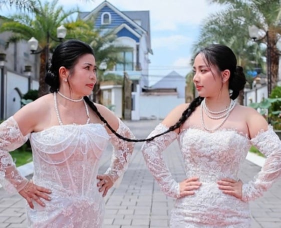 Lê Dương Bảo Lâm đăng tải hình ảnh mẹ và bà xã diện đồ đồng điệu, tết tóc đôi đi thảm đỏ.