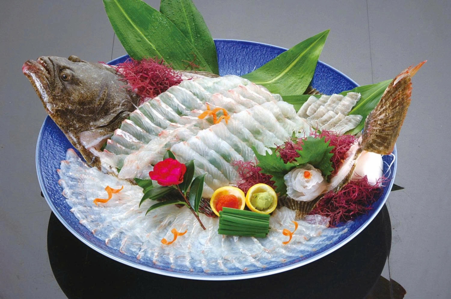 Lớp da trên thường màu nâu sậm giống bùn, còn lớp da dưới màu trắng như ánh sáng rọi xuống nước.