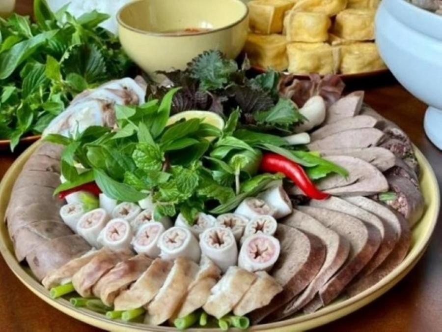 Lòng lợn rất giàu chất béo và cholesterol, và việc tiêu thụ lâu dài có thể dễ dàng dẫn đến tăng lipid máu và làm tăng gánh nặng cho hệ tim mạch.