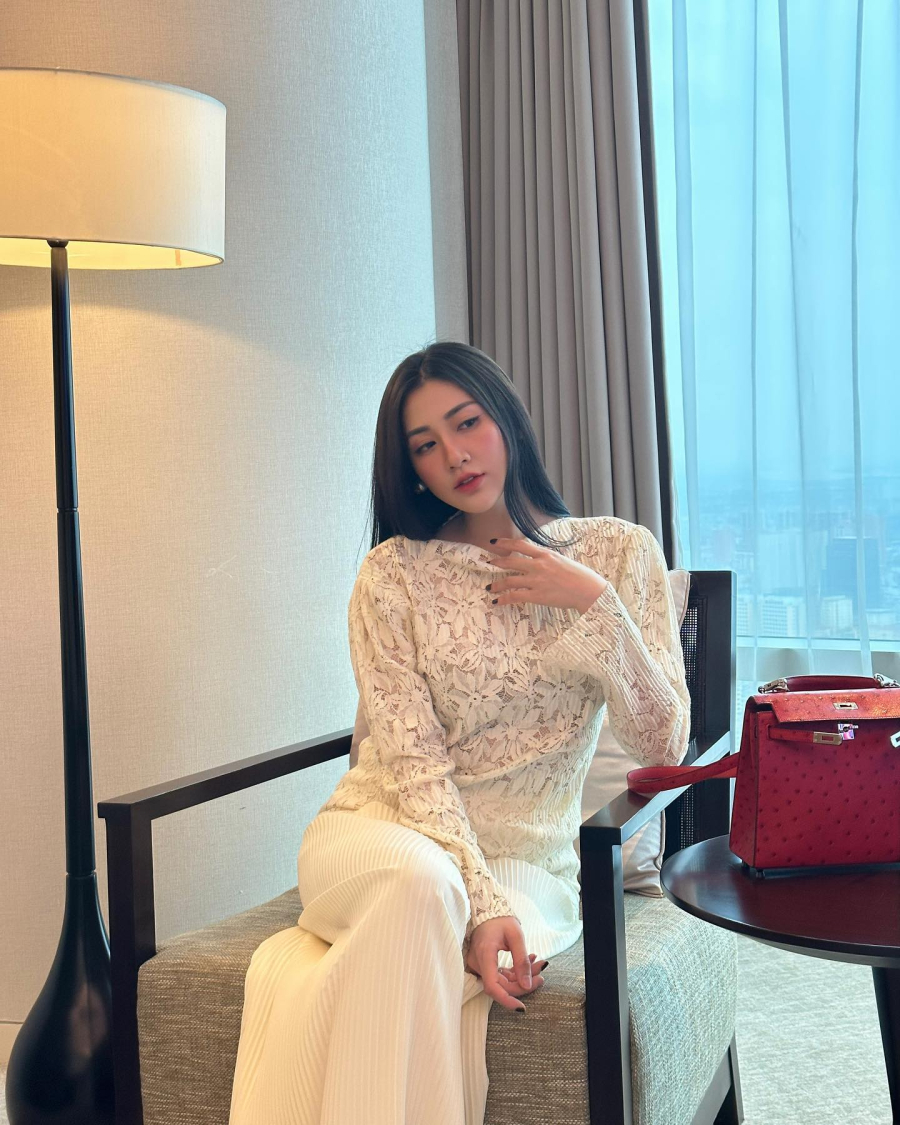 Chính sự cân bằng giữa tối giản và tinh tế đã giúp hình ảnh luôn duy trì vẻ quý phái mà không phô trương.