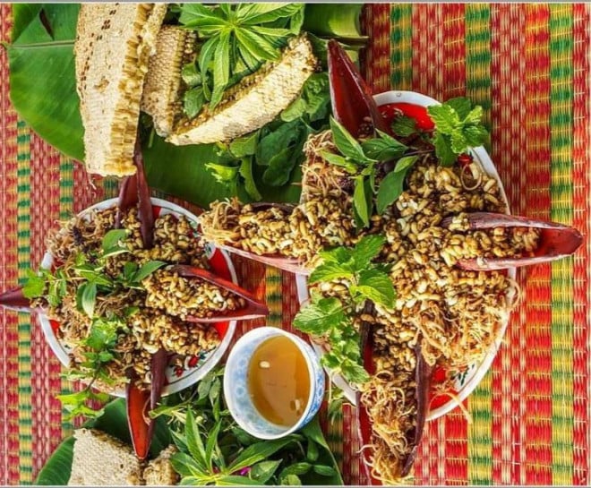 Gỏi nhộng ong U Minh – Shbet0099 cá cược trực tuyến kết hợp vị béo, chua, ngọt đặc trưng của ẩm thực rừng tràm.