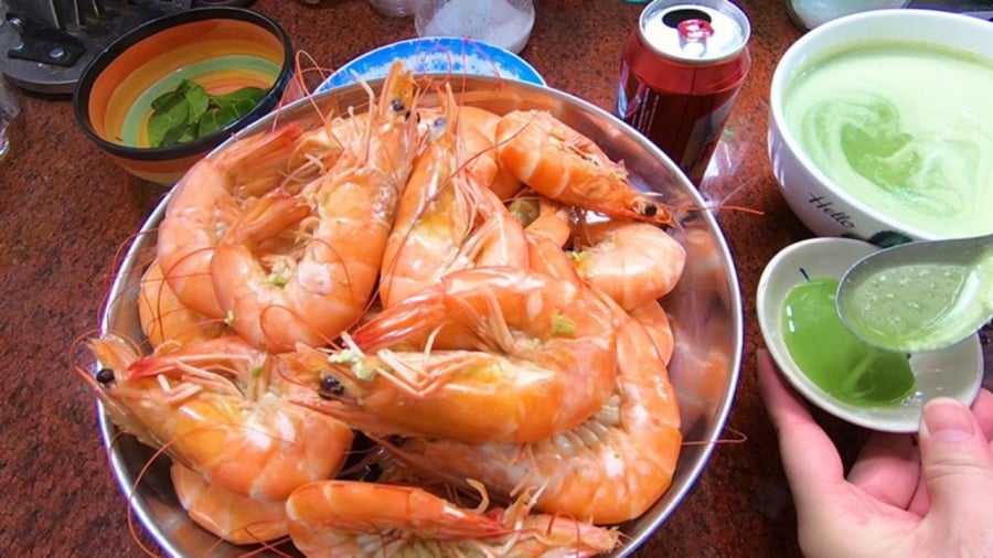 Những người không nên ăn tôm