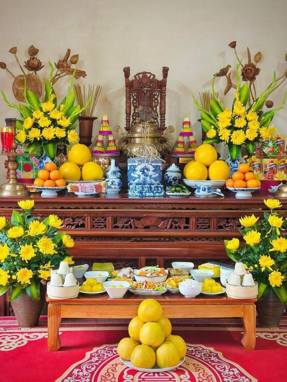 Trong khi đó, miền Nam thường chuẩn bị thịt kho tàu, canh khổ qua nhồi thịt, gỏi ngó sen… 