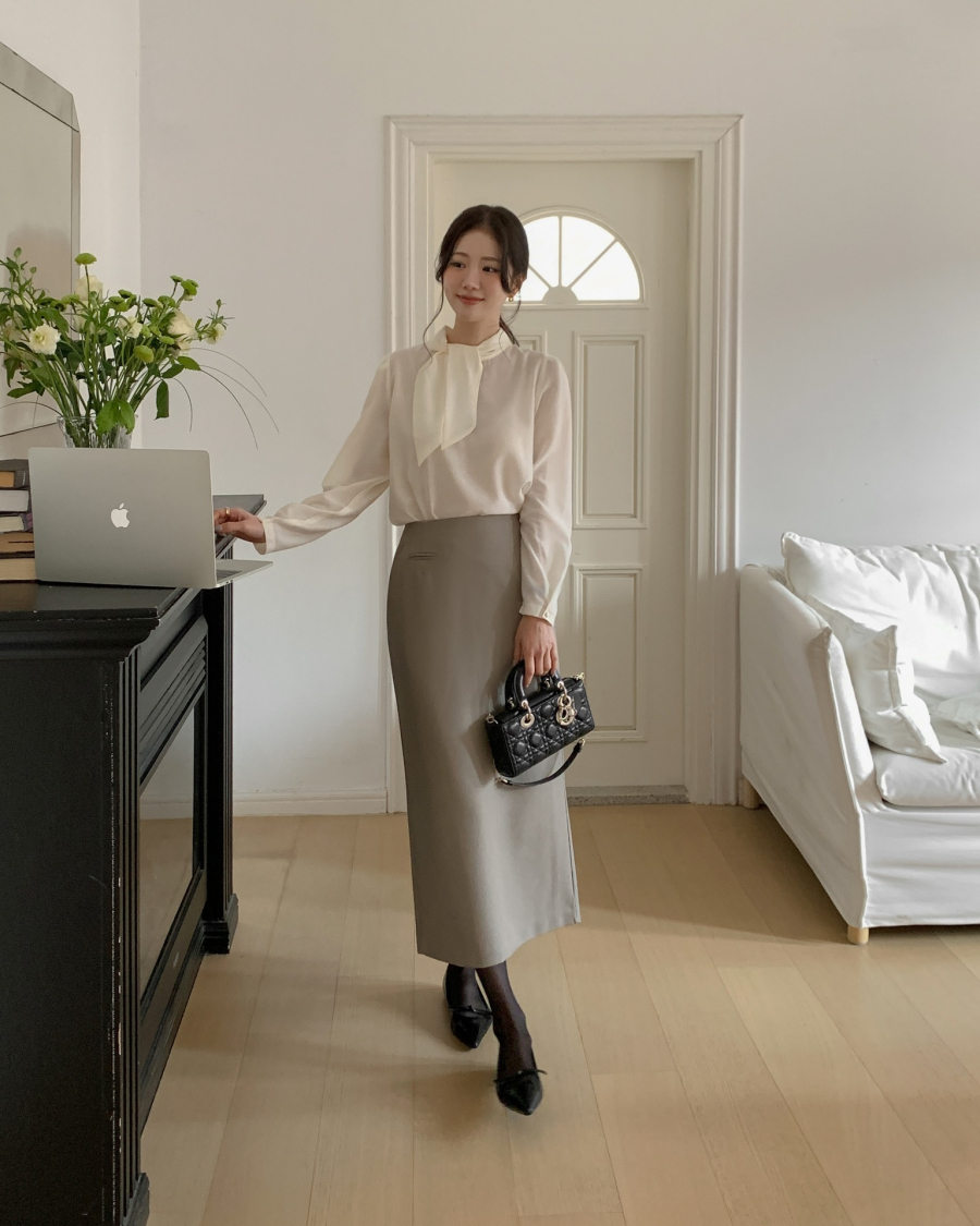 Khi kết hợp cùng quần ống suông, quần âu đứng phom hoặc chân váy dài qua gối, hiệu ứng “kéo chân” càng rõ rệt